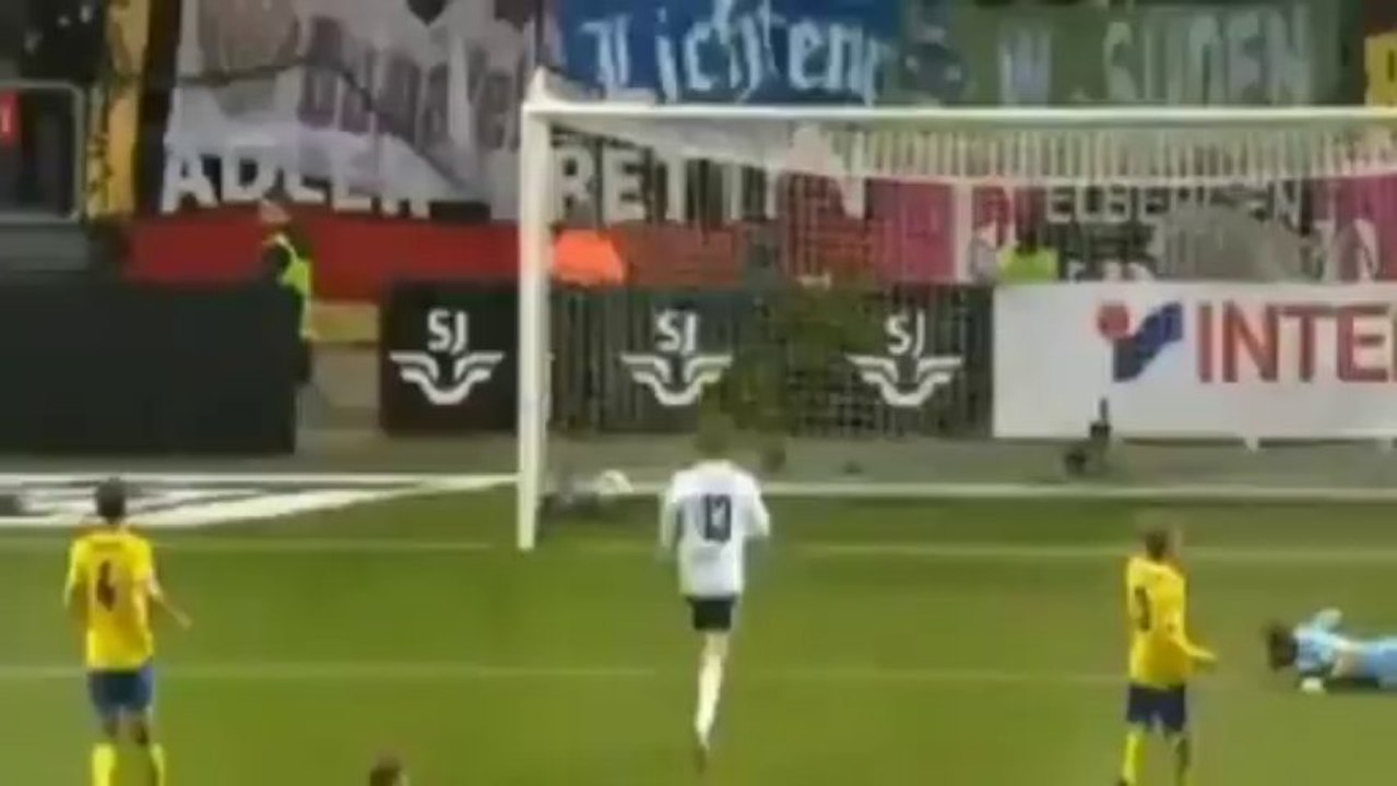 Mesut Özil bu maçı da boş geçmedi.