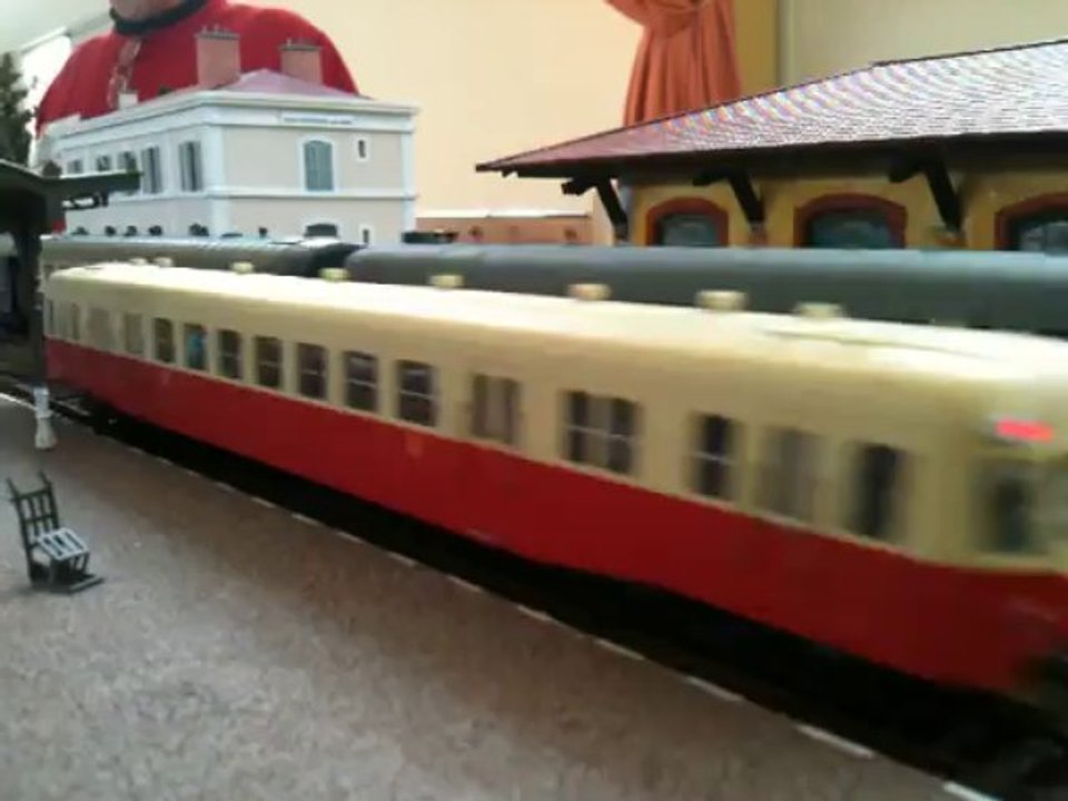 Croisement du train bleu tracté par une 141R HJ sound et un X2400 electrotren dcc