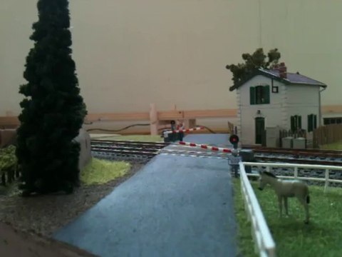 Passage au PN d'une CC 72048 roco Dcc Sound tractant une rame corail piko avec fourgon et gril roco