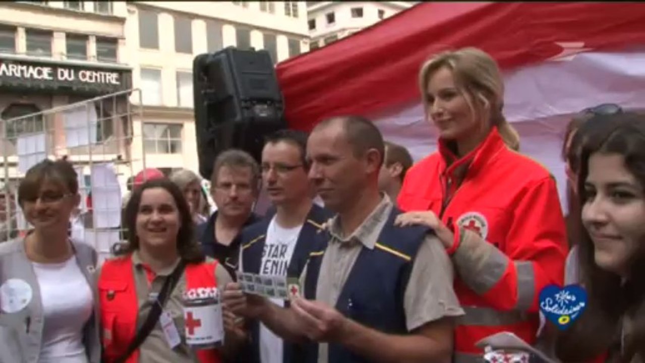Découverte du timbre Croix rouge 2013 avec Adriana Karambeu / Groupe La Poste - Tous formidables - Tous solidaires
