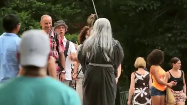 Tu ne passeras pas!! Gandalf à Central Park en caméra cachée!!