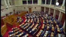 El Parlamento griego levanta la inmunidad a seis...