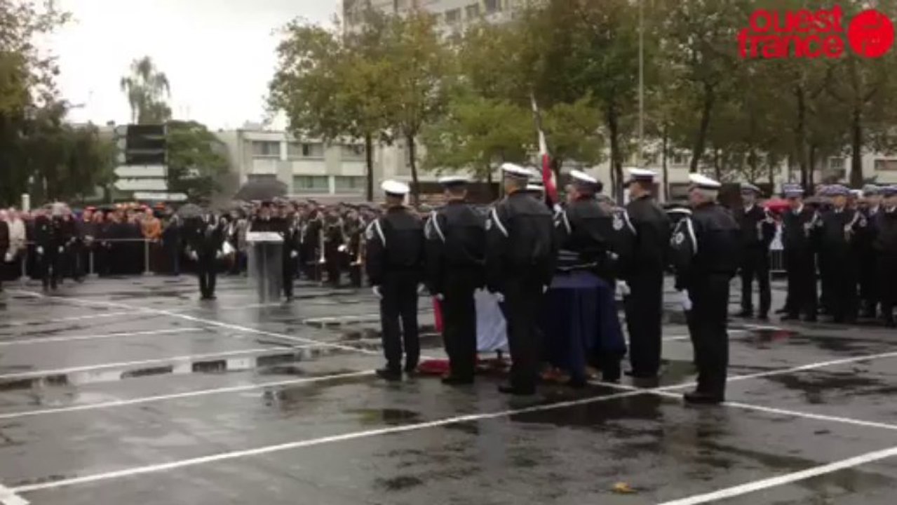 Hommage de Manuel Valls au policier décédé - Ho...