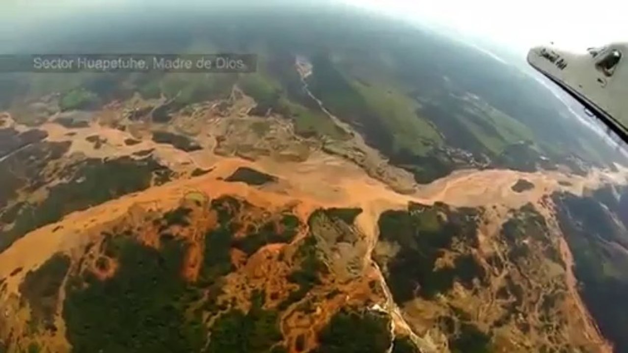 Survol de la forêt amazonienne dévastée par l'exploitation minière illégale au Pérou