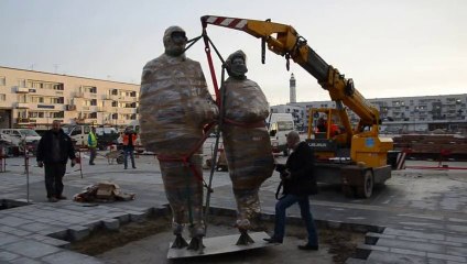 Arrivée insolite de la statue  Gaulle-Vendroux à Calais