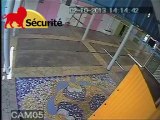 Une caméra de videosurveillance met à nu un voleur...