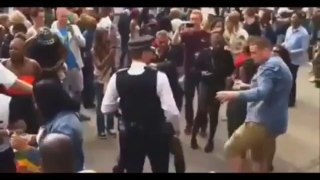 Garotas provocam policial com dança sensual