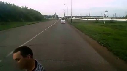 Un conducteur se venge en jetant une pierre sur un camion