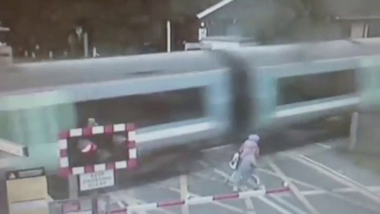 Un cycliste frôle la mort à un passage à niveau