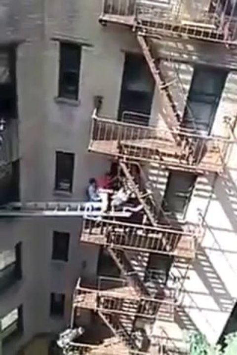 Un homme sauvé par ses voisins de son appartement en feu à New York