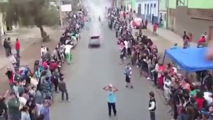 Un idiot renversé par une caisse à savon