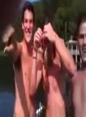 Un mec pêche un poisson avec ses cheveux
