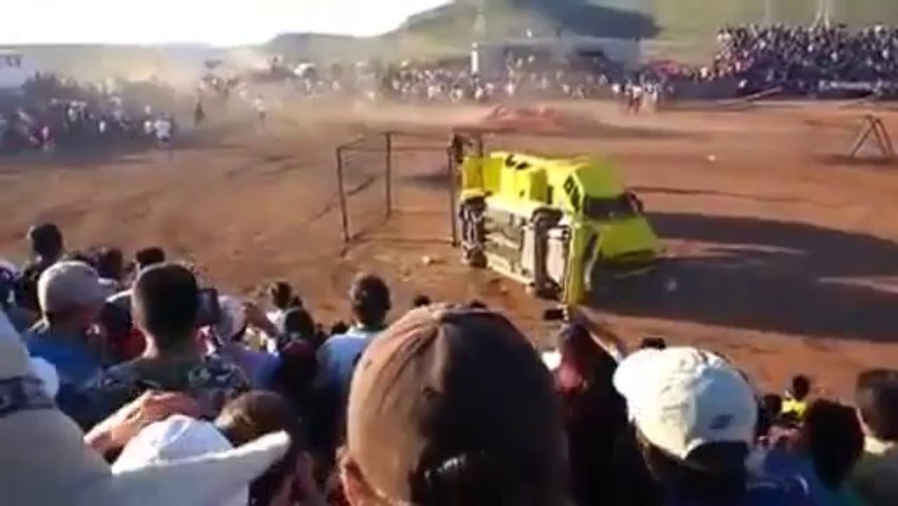 Un monster truck fonce dans la foule au Mexique