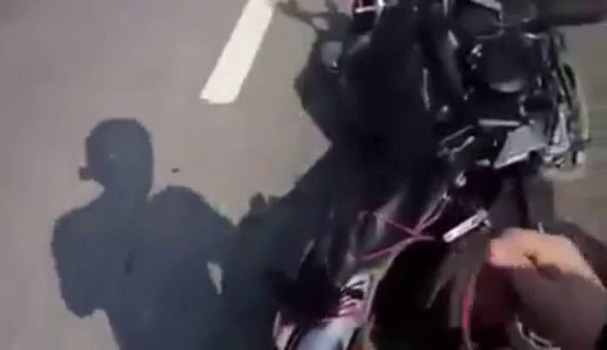 Un motard fait le con et percute le rétroviseur d'une voiture