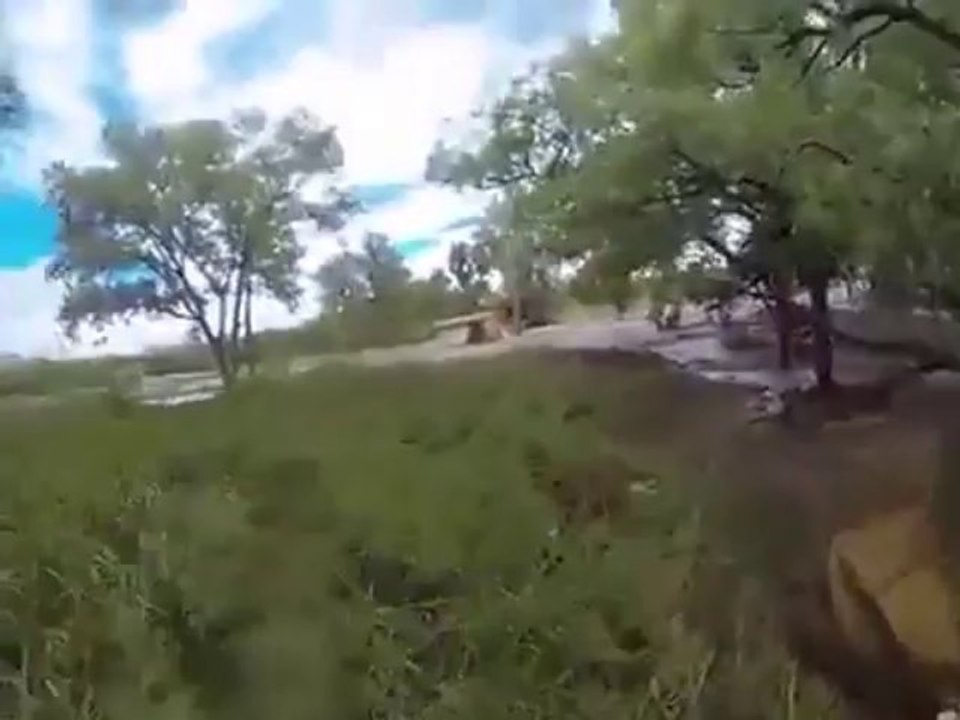 Un motard tente de traverser une rivière en crue et perd sa moto