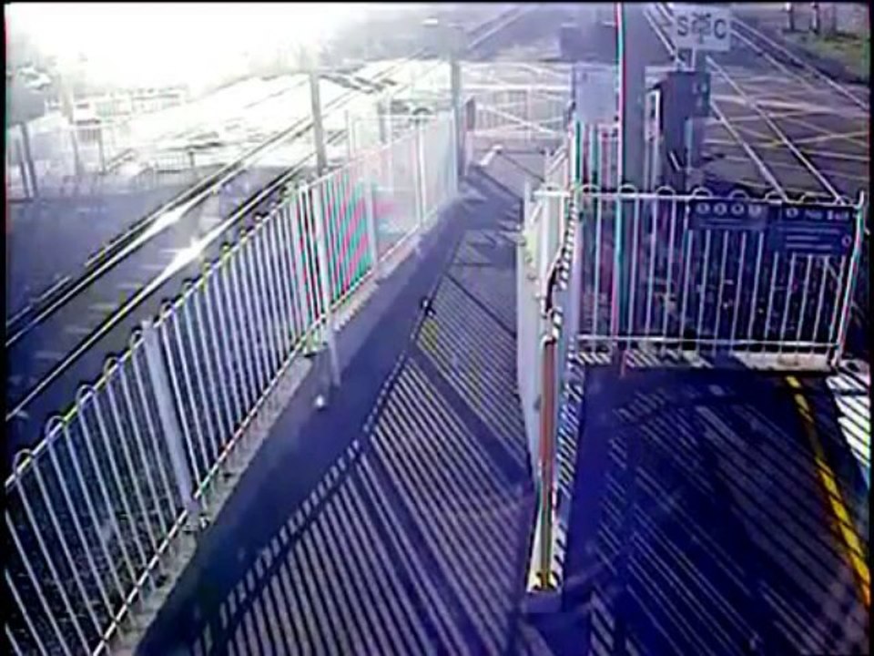 Un piéton ne voit pas arriver un train qui fonce sur lui en Australie