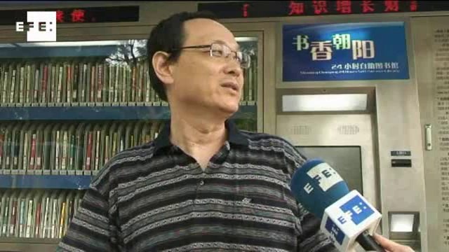 Máquinas de venda automática oferecem livros nas ruas de Pequim