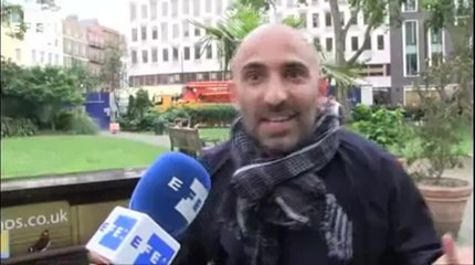 Dança contemporânea surpreende pedestres nas ruas de Londres.