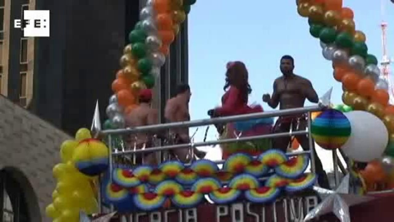 Milhões de pessoas protestam contra a homofobia em parada gay de São Paulo.
