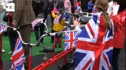 Londrinos celebram nas ruas o 60º aniversário de coroação da rainha Elizabeth II.