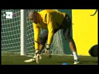 Barcelona's Valdes defends teammate Pique