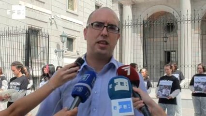 Patos muertos ante el Ministerio de Agricultura para denunciar a la industria del foie