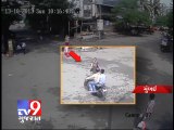 Watch chain snatching caught on CCTV- Tv9 Gujarat