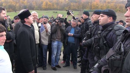 Pr. Vasile Lăiu in fata JANDARMILOR de la PUNGESTI (Vaslui)