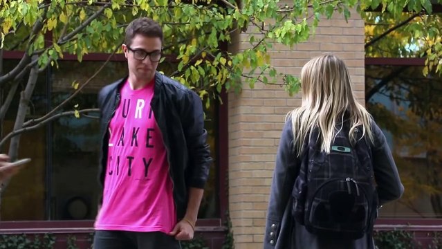 Caméra cachée : le piège du tee-shirt rose. Un french Kiss avec une inconnue.