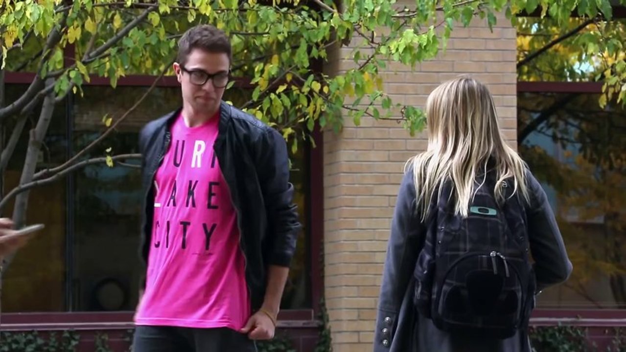 Caméra cachée : le piège du tee-shirt rose. Un french Kiss avec une inconnue.
