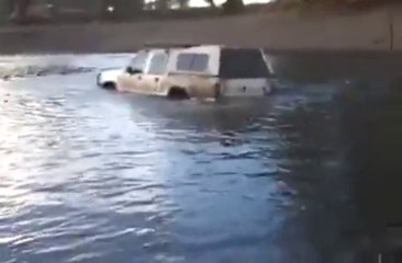 Try to cross a lake with a 4x4 car and... FAIL!