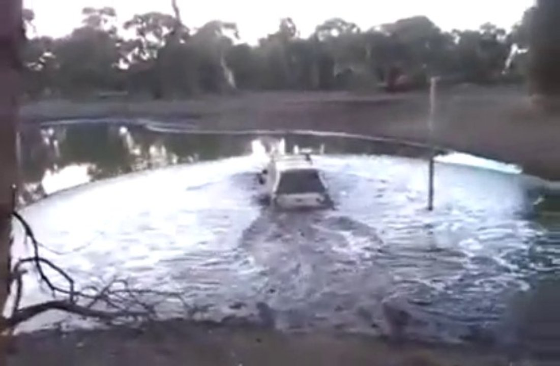 Traverser une mare avec un 4x4... et se noyer! FAIL