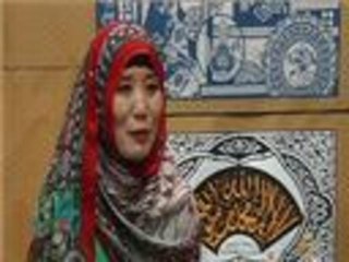 صينية مسلمة تنشر فنون التشكيل الإسلامي