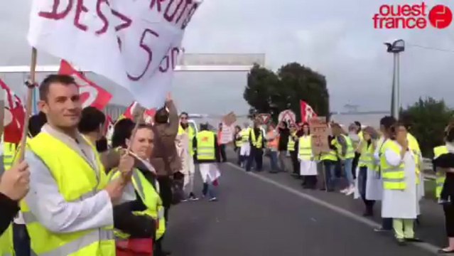 Barrage filtrant sur le pont de Saint-Nazaire - Débrayage de 200 salariés de l'EPMS