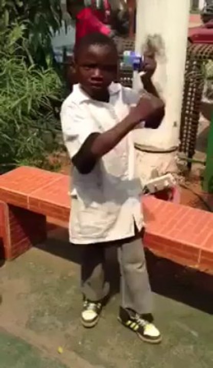 CE PETIT EST UNE GÉNIE, AVEC UNE CANETTE ET UNE PAIRE DE CISEAUX, IL FAIT DANSER :  À VOUS DE JUGER !!!