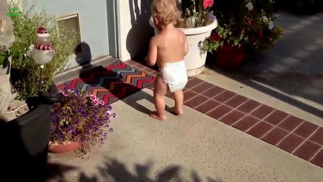 Des bébés éffrayés par leur ombre. Trop marrant!