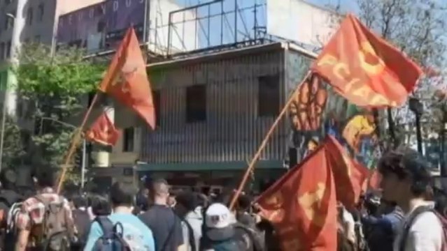 Protesta de miles de jóvenes chilenos por una educación pública y gratuita