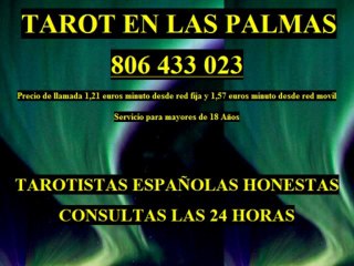 cartas del tarot en las palmas