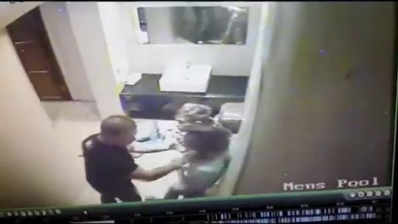 Un videur réagit à un client qui fume dans les toilettes