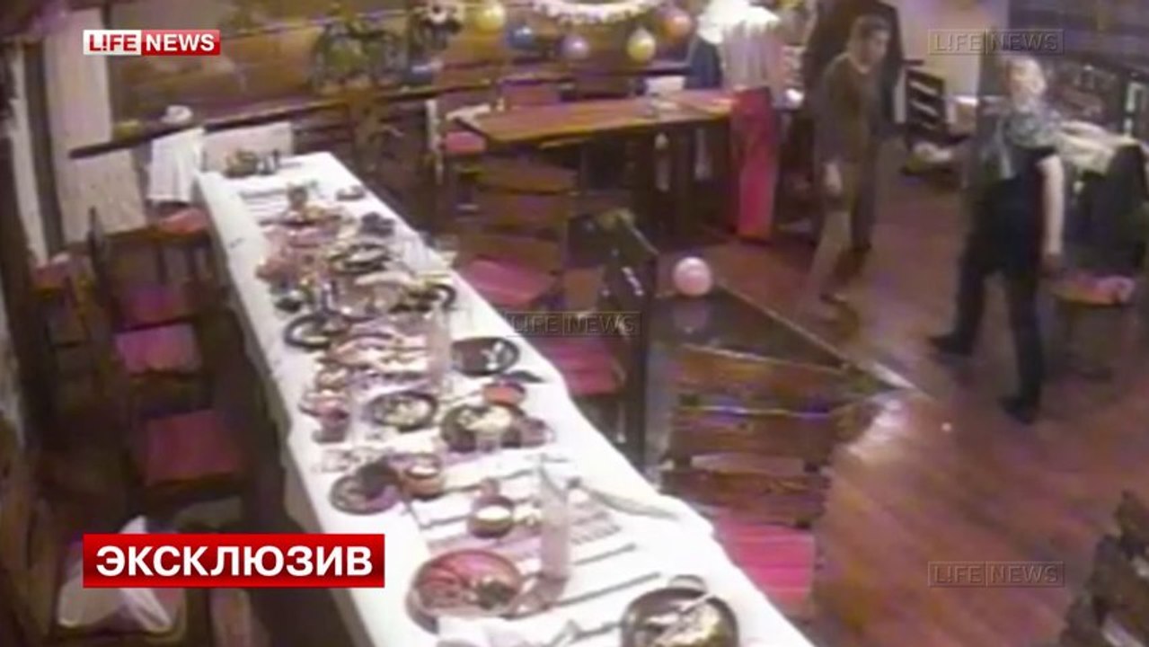 Il essaie de trancher la gorge d'un homme pendant un mariage