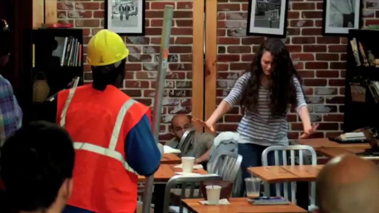 Elle s'énerve et utilise ses pouvoirs télékinésiques dans un café