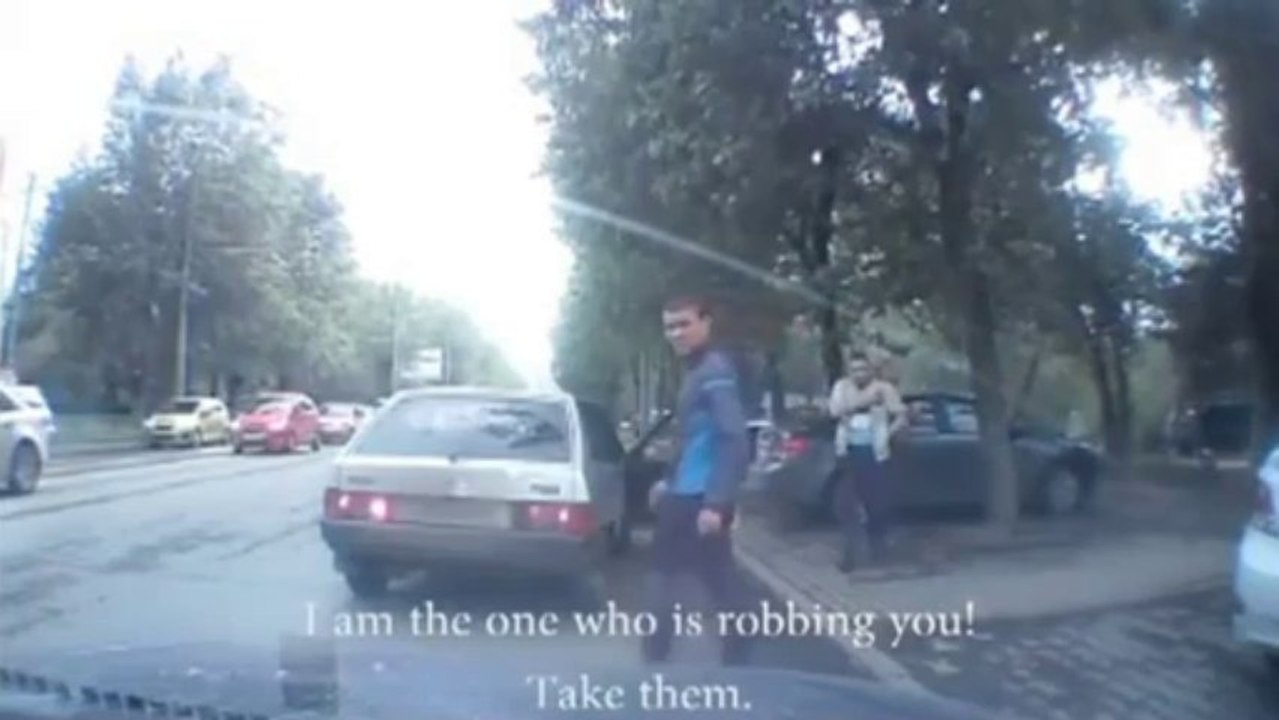 Un automobiliste discute avec son braqueur