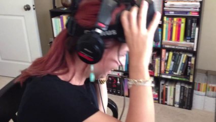 Une femme essaie des montagnes russes virtuelles (Oculus Rift)