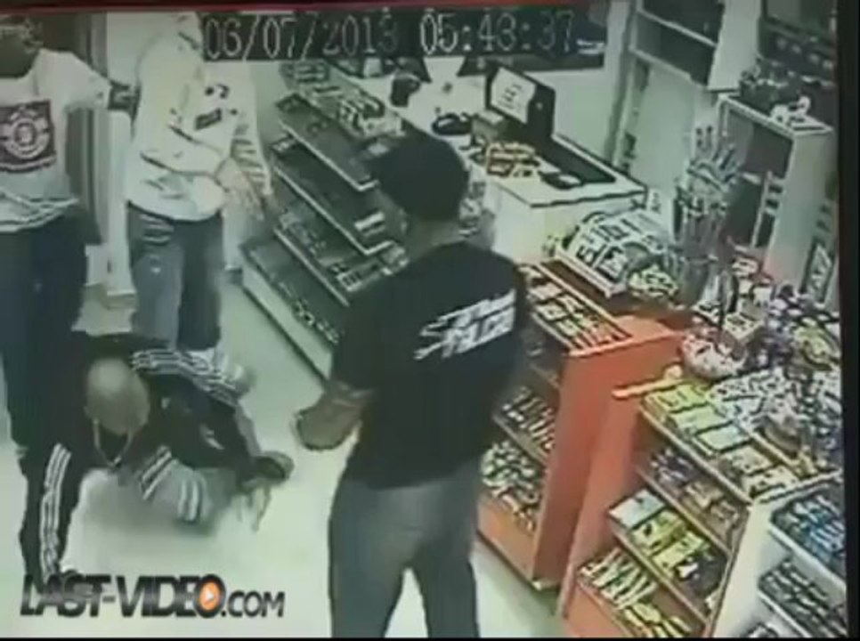 Le combattant de MMA Maiquel Falcão se fait lyncher dans une station-service