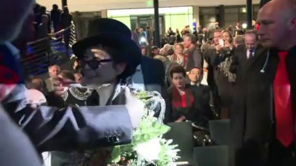 Yoko Ono recebe prêmio na Alemanha