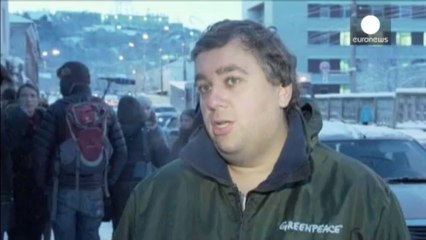 Los activistas de Greenpeace detenidos en Rusia cumplen...