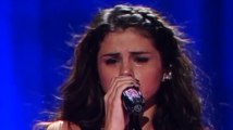 Selena Gomez tiene lágrimas en sus ojos durante un show muy emotivo en Nueva York