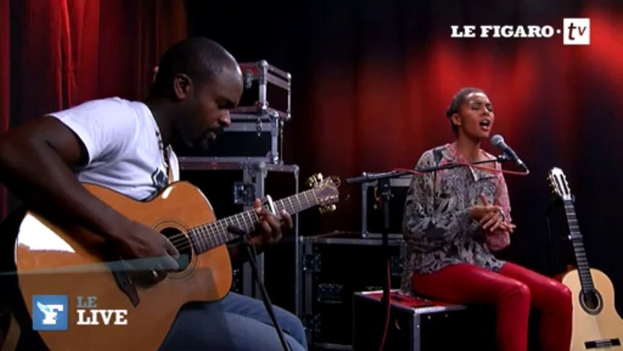 Ayo chante "Complain" en live