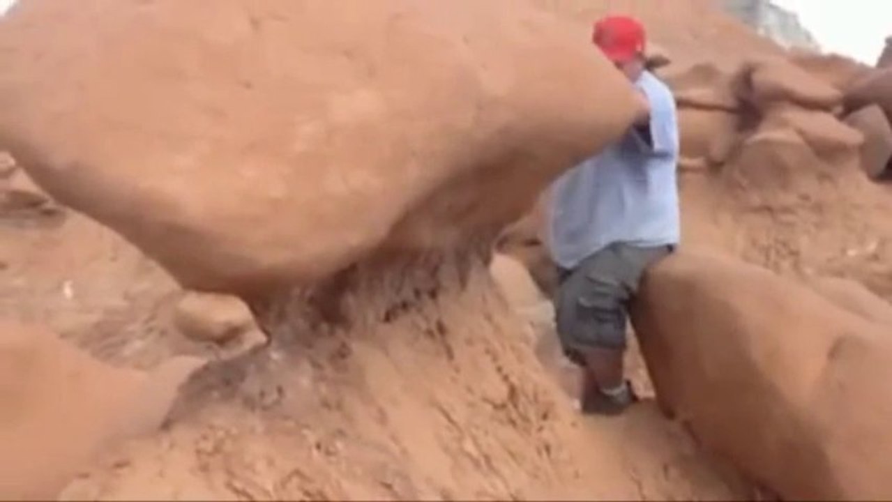 Un gros débile détruit une formation rocheuse (Goblin Valley)!