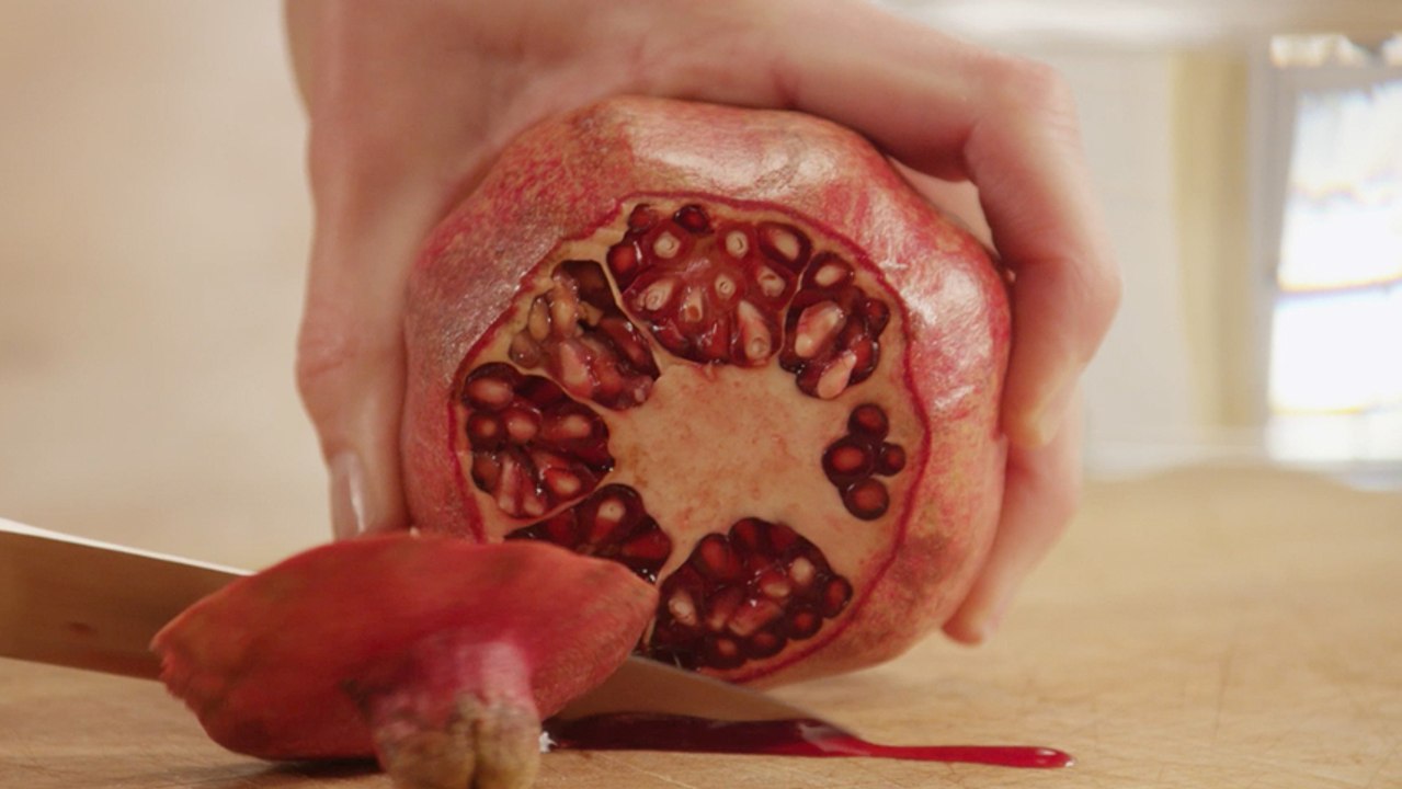 How to seed pomegranates without the mess